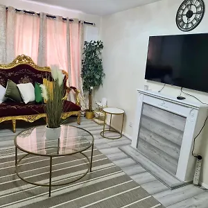 Holiday home - Sleeps 4 - Parking - Garden - Petfriendly, London